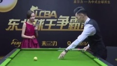 长发女郎成花式台球模特 身着超短裙大秀美腿