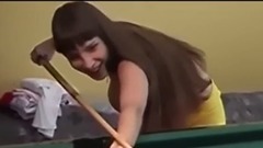 妹子打台球胸部溢出总蹭杆 黑色丁字裤若隐若现