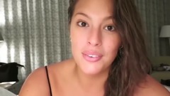 女模大露香肩美背 回顾拍摄精彩瞬间