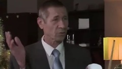 别人家的圣诞节这么过 美女打台球竟不爱穿衣服