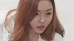 一波韩国比基尼美女打台球 搔首弄姿胸部纹身诱人