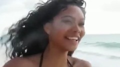 嫩模与野兽亲密接触 魔鬼身材魅力十足