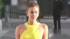 C罗前任出席范思哲晚宴 包身黄裙身材尽显