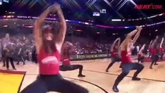 美胸电臀齐上阵!热火拉拉队美女卖力热舞