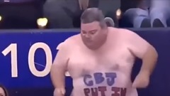 胖哥抢镜脱衣舞新作 美女球迷配合嗨翻全场