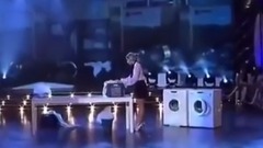 奥斯大帝女友演脱衣舞 秀热辣身材&遭男伴吮胸