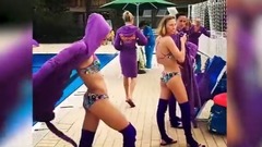 美女上演“脱衣舞”