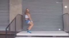 巴神前女友家门口跳热舞 热裤露脐装大秀电臀