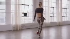 豹纹紧身裤电臀热舞 晃得我营养都已经跟不上了