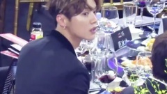 鹿晗 - 芭莎慈善夜 鹿晗 台下玩红酒杯
