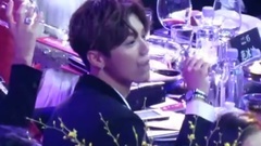 鹿晗 - 芭莎慈善夜 鹿晗 台下和其他明星碰杯