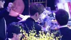 鹿晗 - 芭莎慈善夜 鹿晗 大合影结束回到座位热得扇扇风