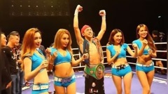 搏击赛火爆绝招揭秘 举牌女郎登台惊艳全场