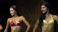 比谁更加波涛汹涌?比基尼小姐台上斗翘臀