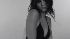 超模宝贝欲求不满撩湿发 美娇娥白嫩玉手游全身