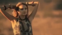 超模唐纳森透视装大胆出镜 上演野外熟女魅惑