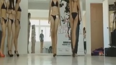 模特大赛后台参赛女生穿泳装席地而坐