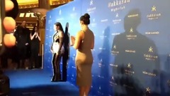 穿金戴银凸显曲线 卡戴珊紧身礼服现身赌城夜店