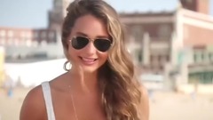 穿这么少还玩飞镖!意名媛勾魂媚眼如丝大逛游乐场