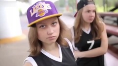 俄罗斯街舞美女 篮球场上演电臀舞大战