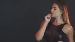 俄足球宝贝紧致内衣难遮豪乳 丰腴嫩模火辣撩人