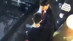 伯贤靠肩搂腰抱着D.O