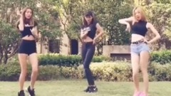 风骚性感三胞胎秀美臀 一个不够快给我来三个