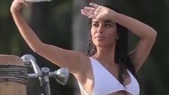 露完胸又露腿!金卡戴珊高叉泳装致命诱惑