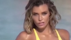 蜂腰翘臀娇艳欲滴 英超女郎波涛汹涌齐袭海滩