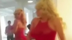 钢管舞女皇渔网装出位 搞怪逗娃狂炫凹凸曲线