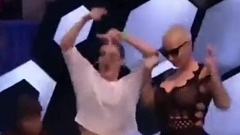 个人秀!哈登前女友登台伴舞疯狂抖胸巨臀摇曳