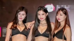 格斗赛举牌女郎齐助阵 勾肩搭背紧身裤略尴尬