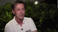 格策女友海滩现春光 高冷美人娇媚入艳三分