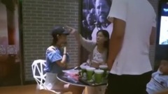 恶搞:年轻女孩被叫大姐会有怎样的反应