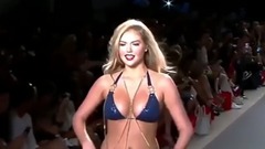 火辣!诱惑!抖奶超模T台走秀爆乳翘臀太晃眼