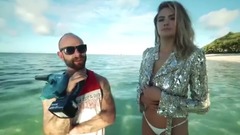 这画面看得快要窒息!抖奶超模海边拍摄超性感写真