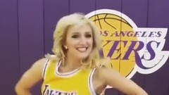 美艳动人!湖人拉拉队员展现柔韧身形