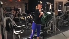 抖奶超模这样健身 蹲起训练翘臀豪乳让人欲罢不能