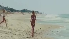 双乳摇摇晃晃! 抖奶超模海边奔跑点燃你的欲望