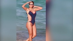 海滩泳装戏水!皮蓬前妻前凸后翘大秀好身材