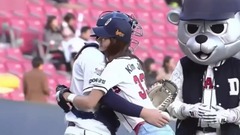 韩国棒球赛开球美女如云 柔韧一字马惊呆观众