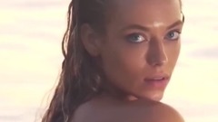 满屏的肉体盛宴!抖奶超模阿普顿海滩拍性感写真