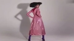 Vogue邀来七位超模,演绎新季粉色裙装风潮