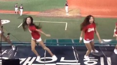 韩女团助阵棒球联赛