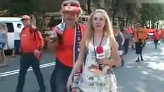 美女记者街头录节目遭掀裙调戏