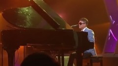 金建模 - Wearing lipstick heavily