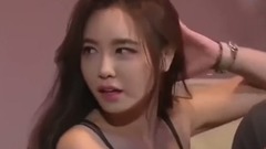 韩举牌女郎喂拳手吃东西 亲密挑逗无底线惹人羡