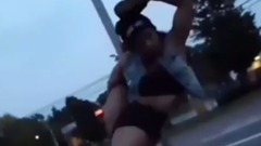 驾驭不了?狂野女郎大秀翘臀钢管舞说来就来