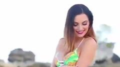 假期怎能没有美女相伴?性感比基尼一上一打