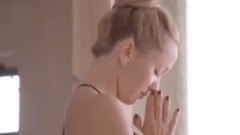 健身女郎瑜伽非人类扭曲 巨臀凸显倒立稳如泰山